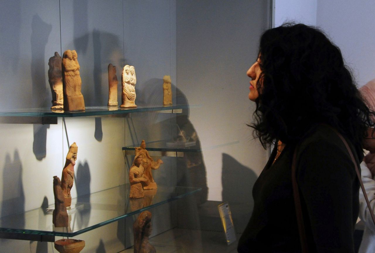 Thieves steal ancient Roman-era statues from the national museum in Syria