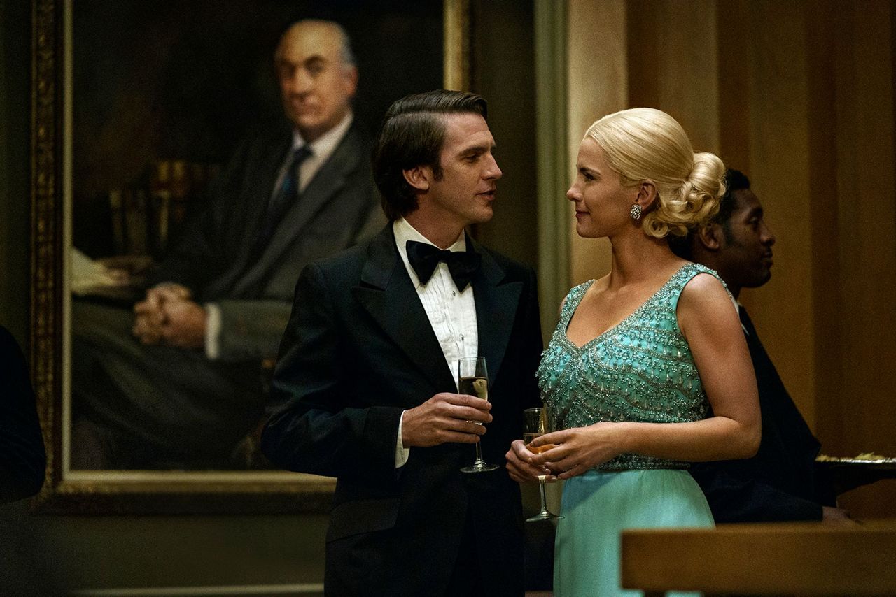 Julia Roberts returns to TV in Watergateera series 'Gaslit'