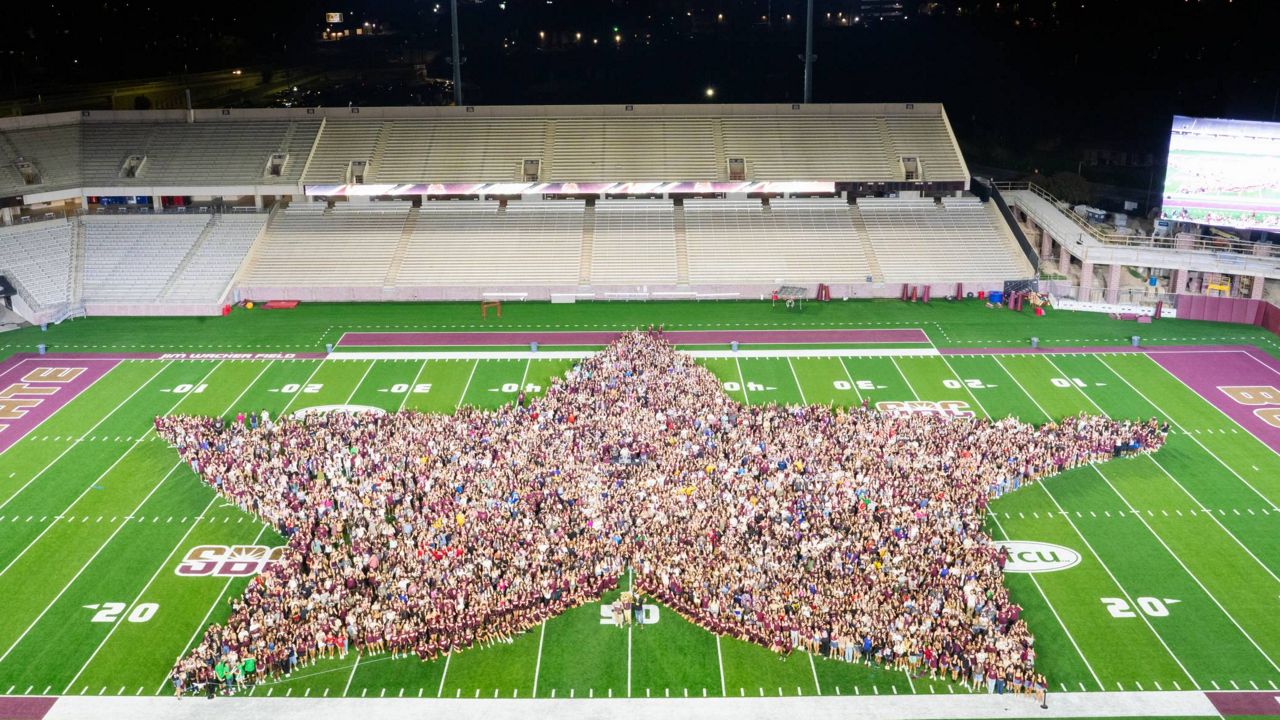 New students pose for a class photo at UFCU stadium. (Texas State University) 