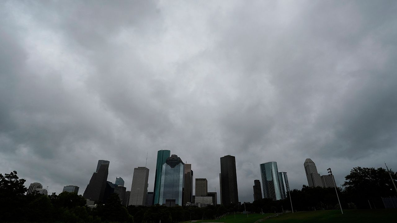 Cold front passes through Texas early Monday morning, rain develops in its wake