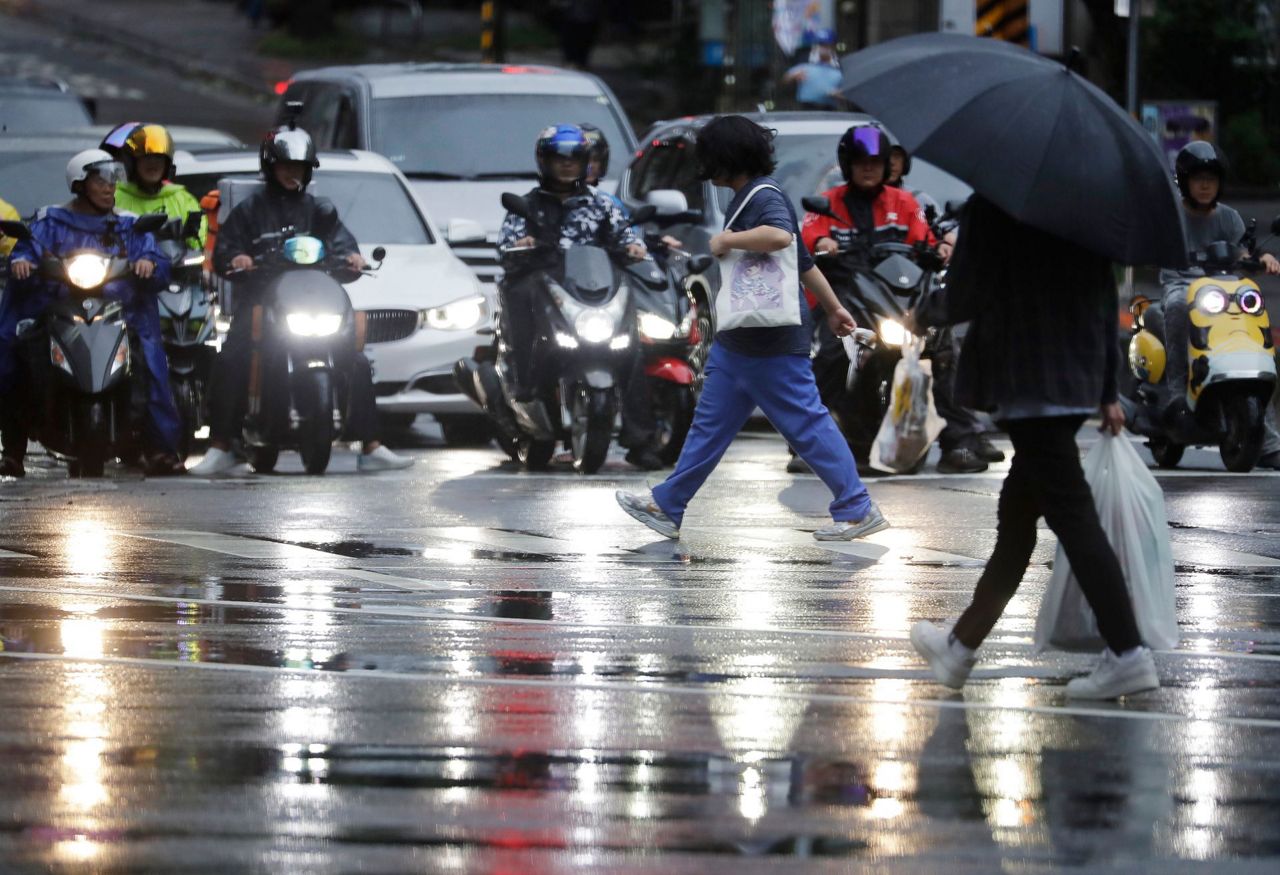 Typhoon Koinu makes landfall in southern Taiwan, causing 190 injuries