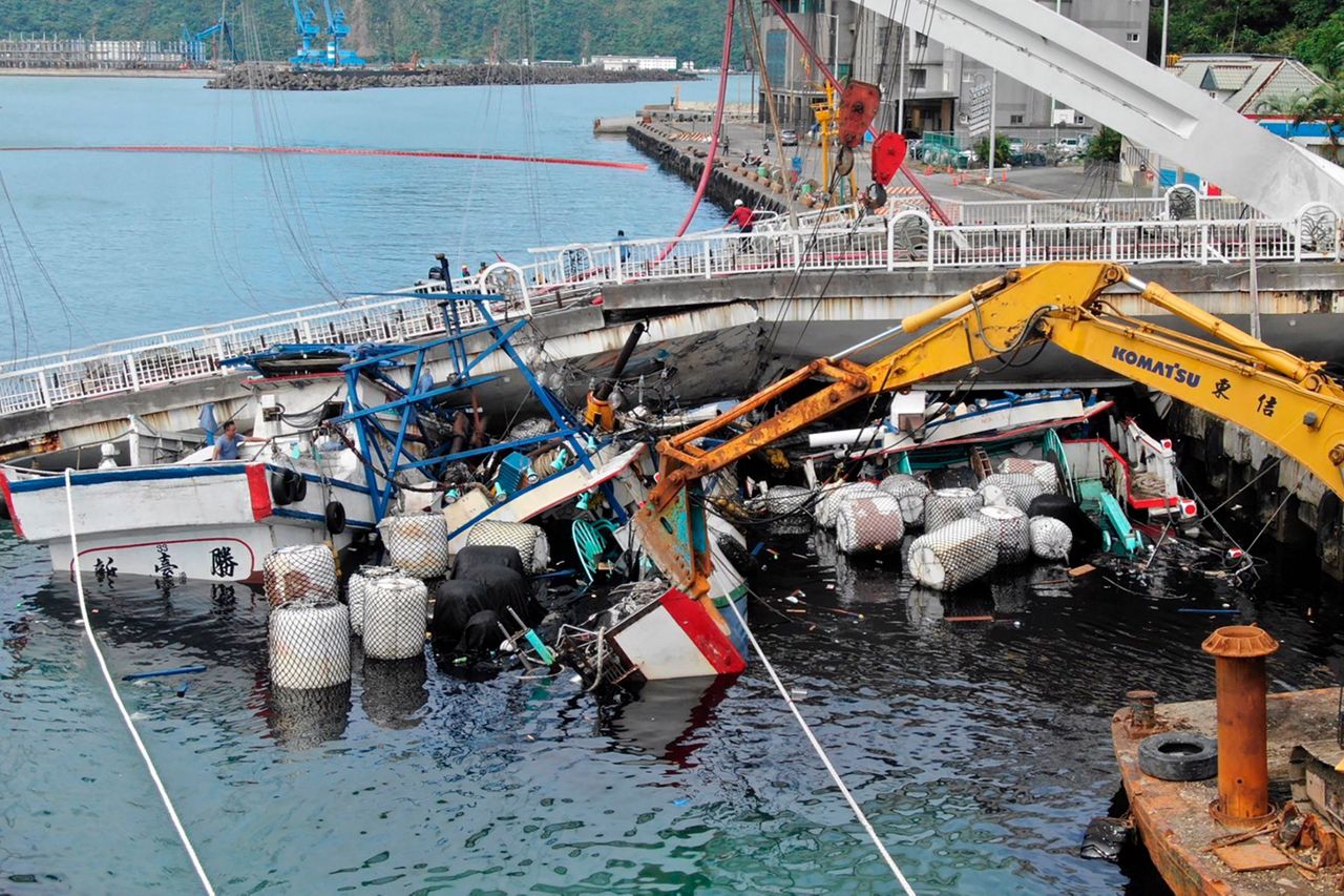 Bridge Falls In Taiwan Bay, Injuring 10 On Boats Below