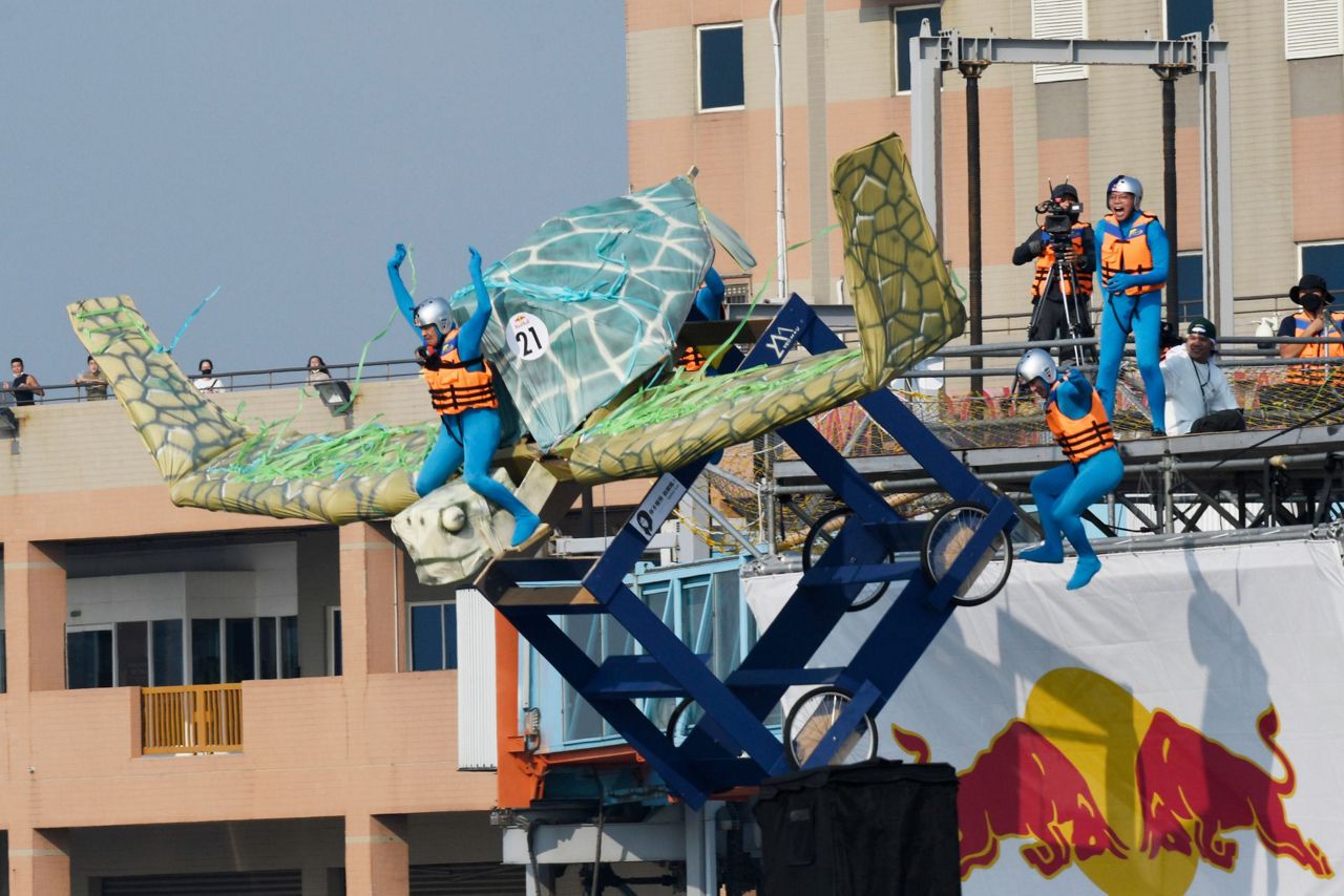Taiwanese fly and flop for fun in Red Bull glider contest