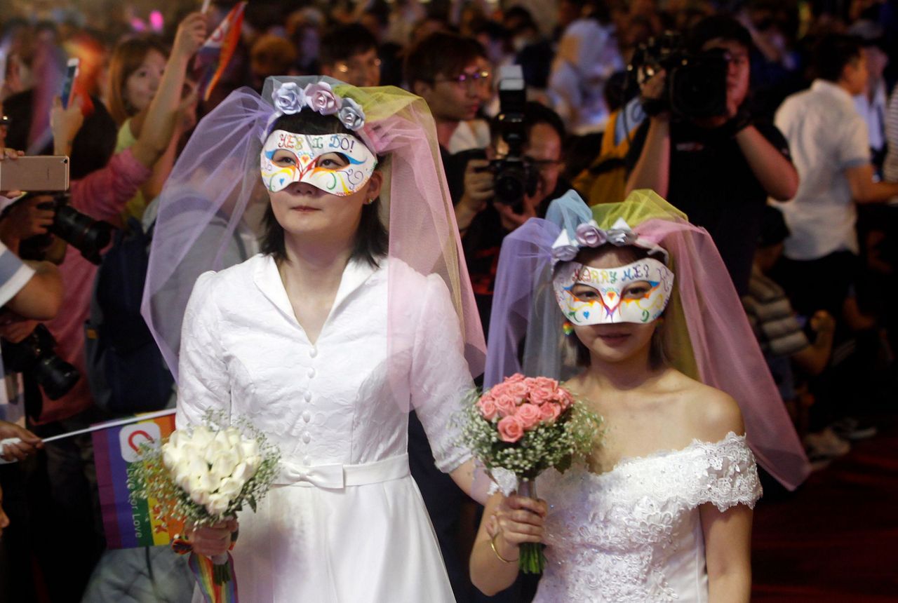 Taiwanese Same Sex Couples Wed At Vibrant Banquet