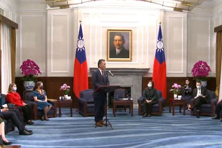 Us Lawmakers Meet With Taiwan President In Surprise Visit