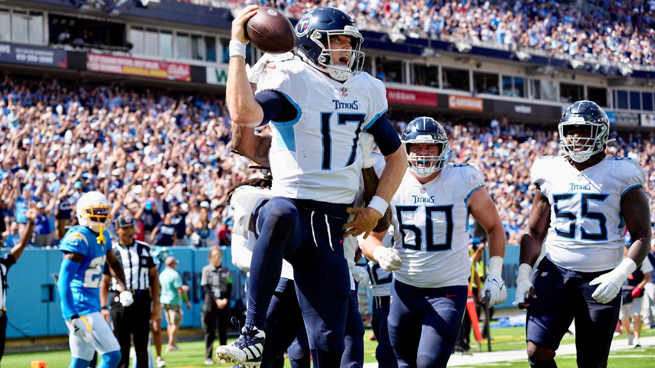 Titans snap 8-game skid with 27-24 win over Chargers