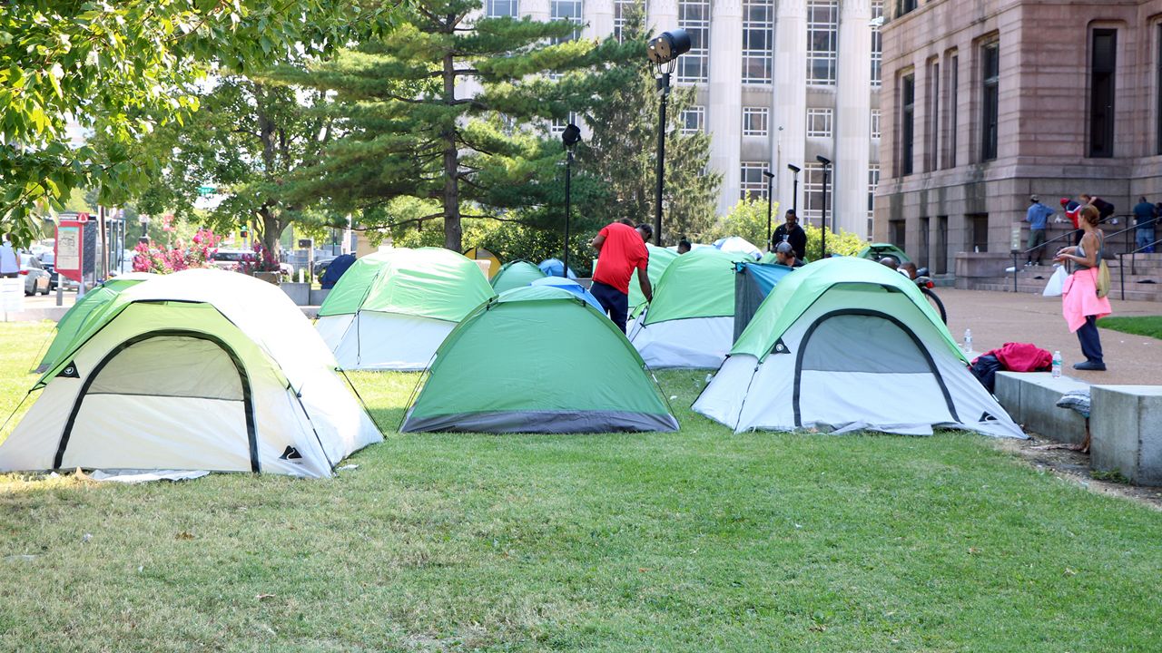 St. Louis disbanding homeless encampment at City Hall