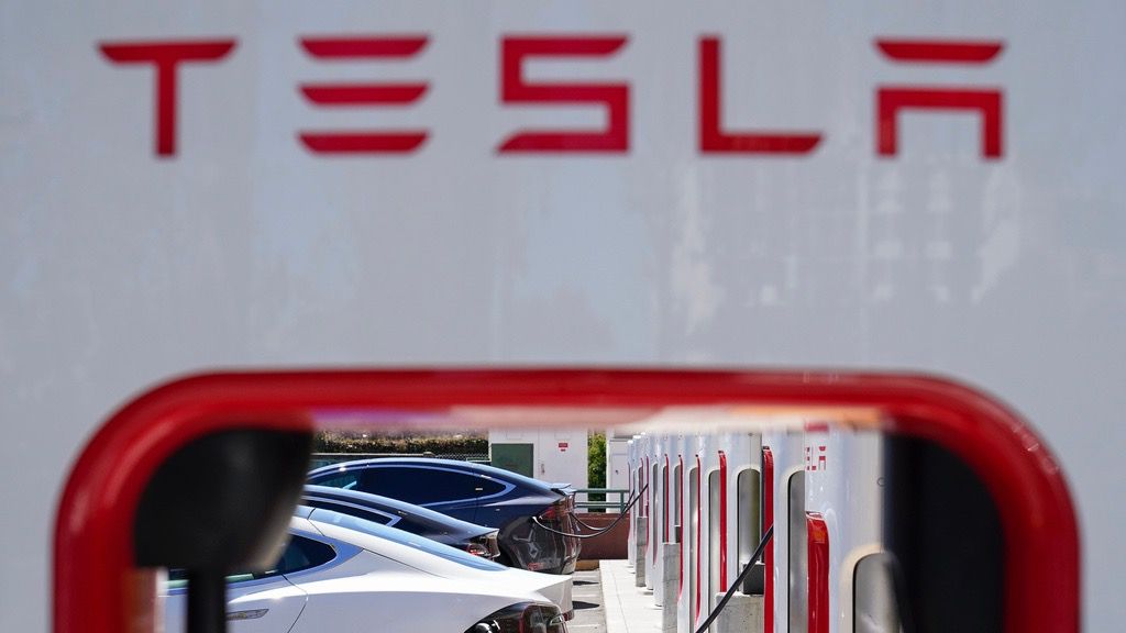 Tesla vehicles charge at a station in Emeryville, Calif., Aug. 10, 2022. In a document posted Tuesday, Aug. 1, 2023, U.S. auto safety regulators have opened another investigation into safety problems with Tesla vehicles concerning loss of steering control or loss of power steering in the 2023 Models 3 and Y electric vehicles. (AP Photo/Godofredo A. Vásquez)