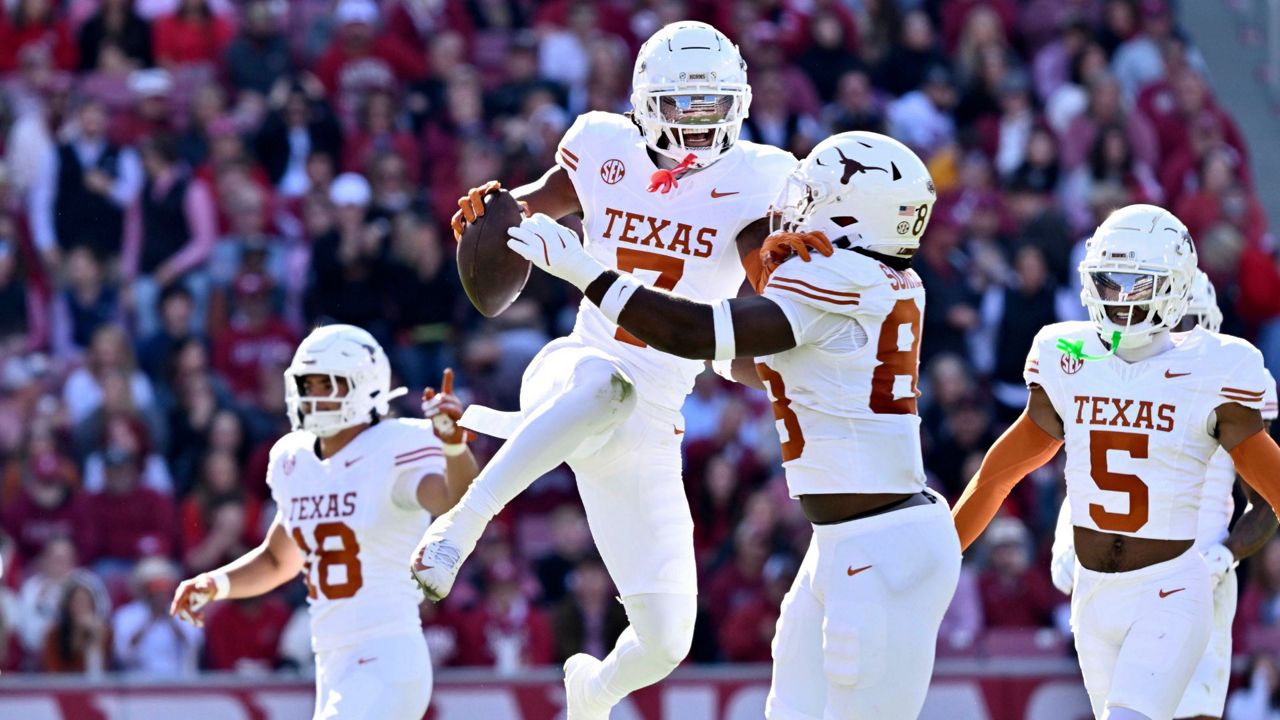 Ewers’ two touchdowns, Texas’ defense lead No. 3 Longhorns past Arkansas 20-10