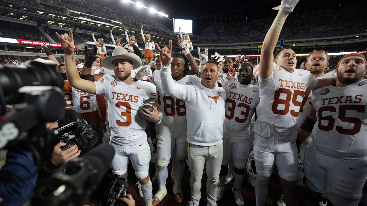 No. 3 Texas advances to SEC title game with 17-7 win over No. 20 Texas A&M