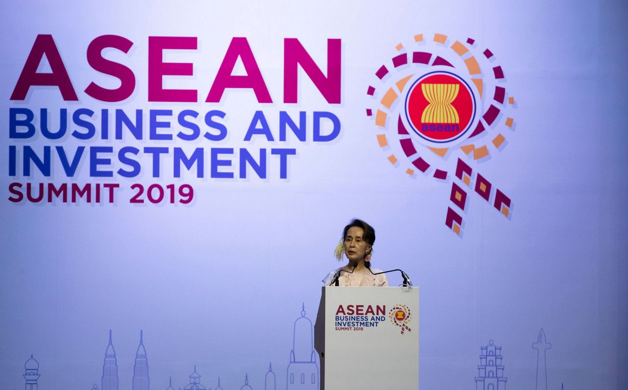 ASEAN meeting grapples with trade war, territorial disputes
