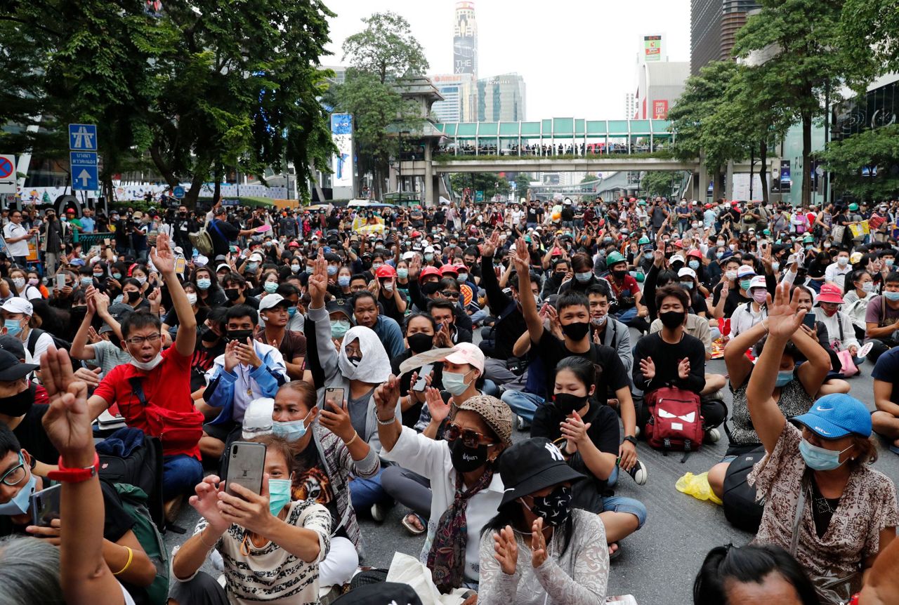 Thai protesters rally ahead of parliamentary debate