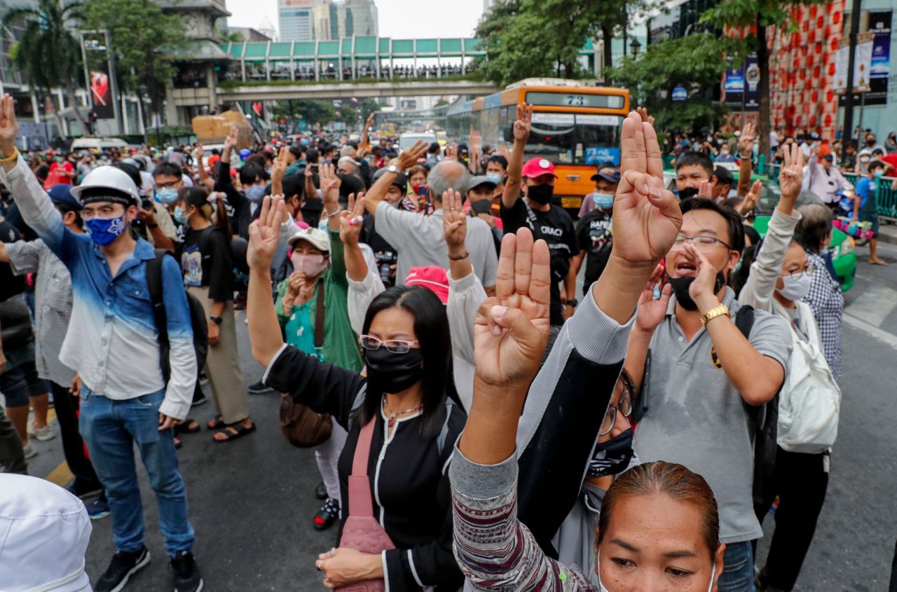 Thai protesters rally ahead of parliamentary debate