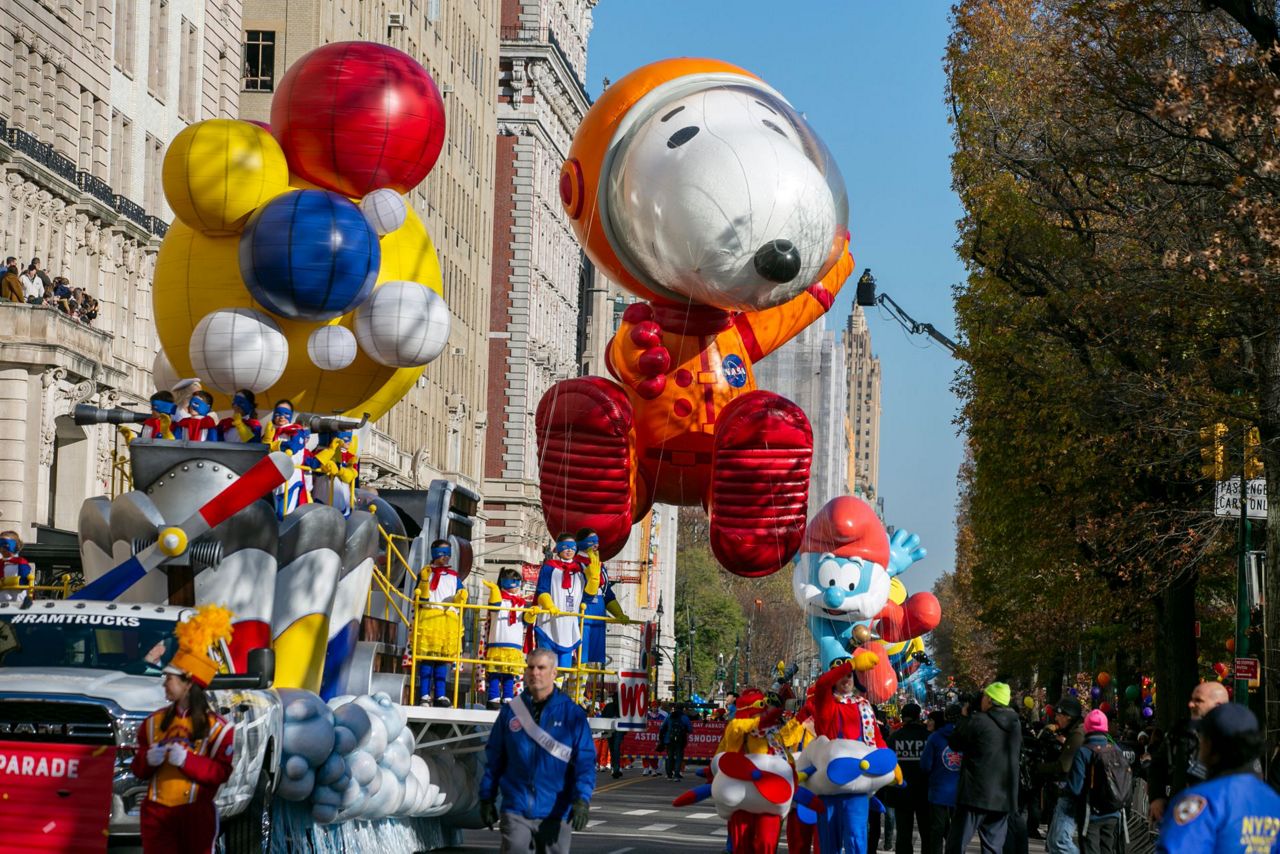 五颜六色的气球、乐队、名人和圣诞老人：梅西感恩节大游行拉开帷幕