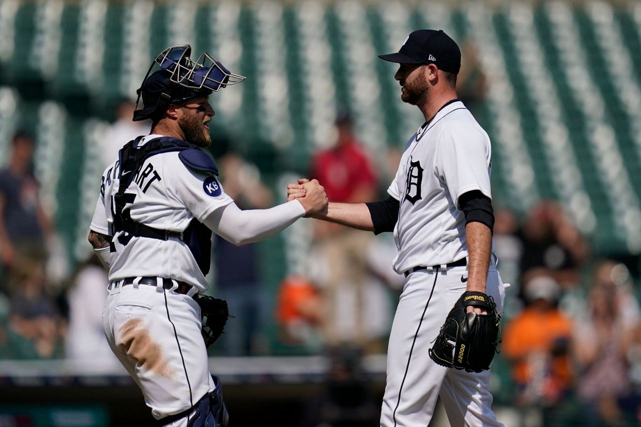 Tucker Barnhart makes MLB pitching debut for Detroit Tigers