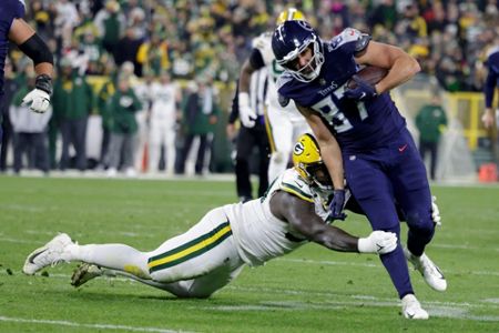 Packers attempt to contain Henry as Titans head to Lambeau