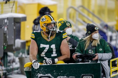 Adams shines in snow as Packers trounce Titans 40-14