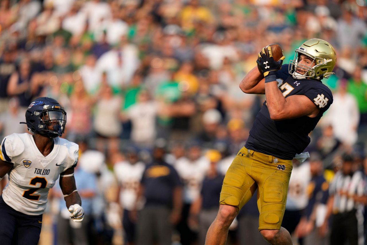 No. 8 Notre Dame survives Toledo 3229 after wild 4Q