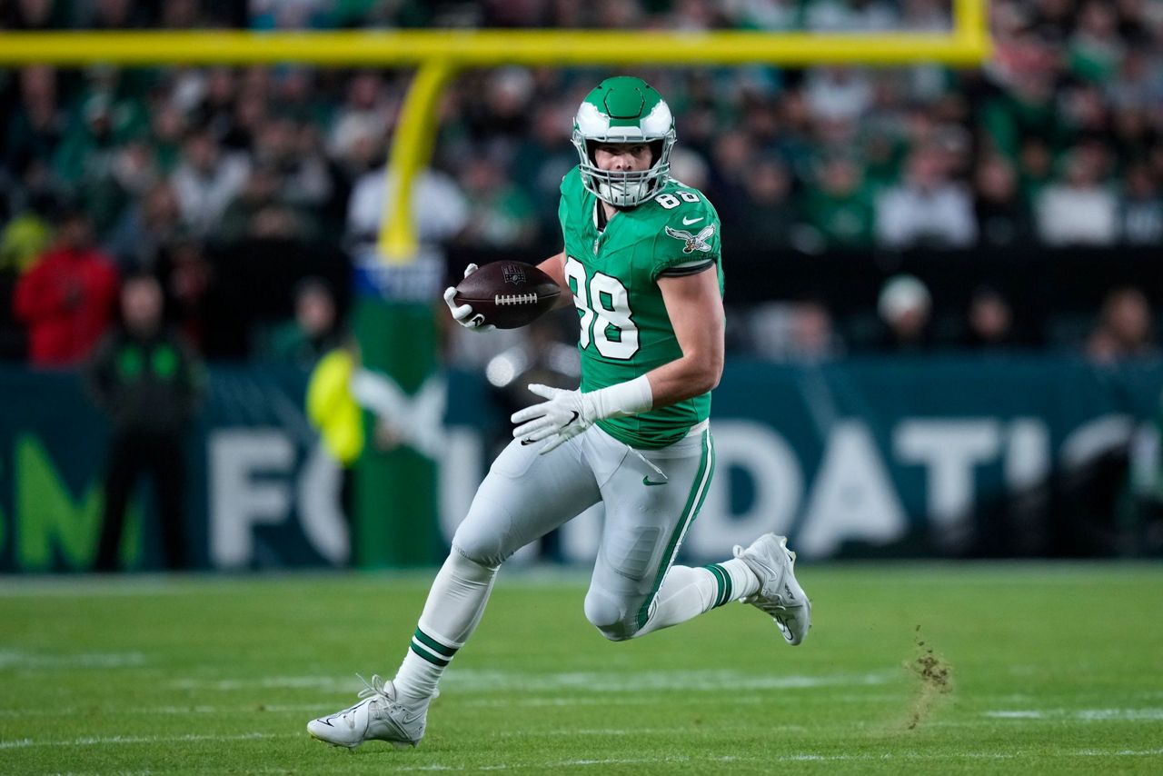 Travis Kelce repeats as the top tight end in the AP’s NFL Top 5 rankings