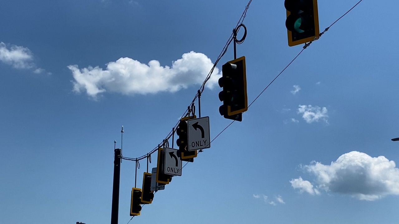 Traffic lights on Oriskany Boulevard in Utica. (Melissa Krull/Spectrum News)