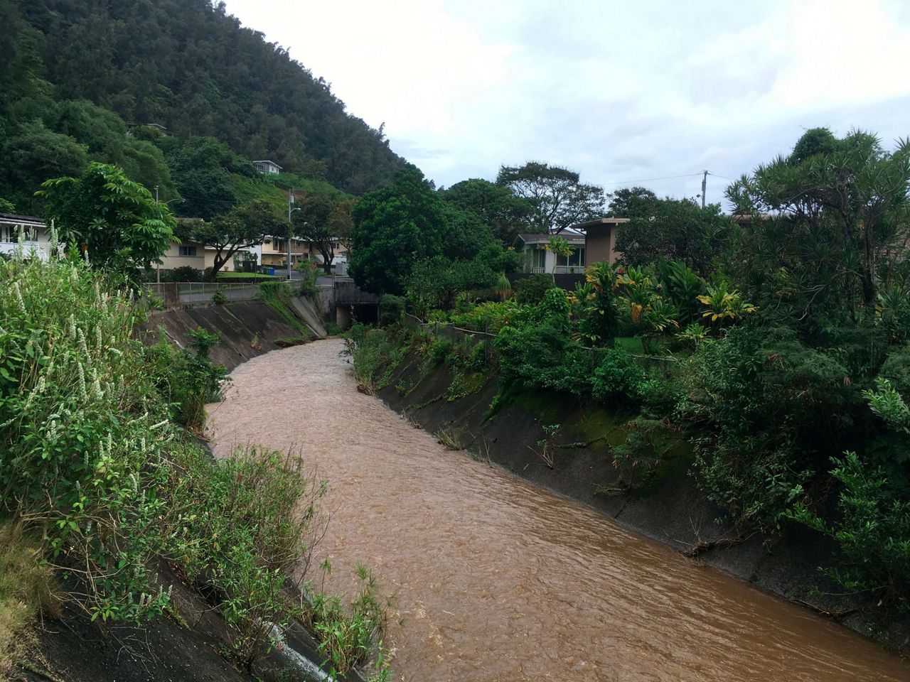 Tropical storm dumps rain on Hawaii while crossing state