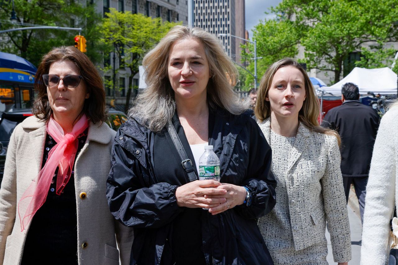 Expert Trump accuser shows signs of trauma, resilience