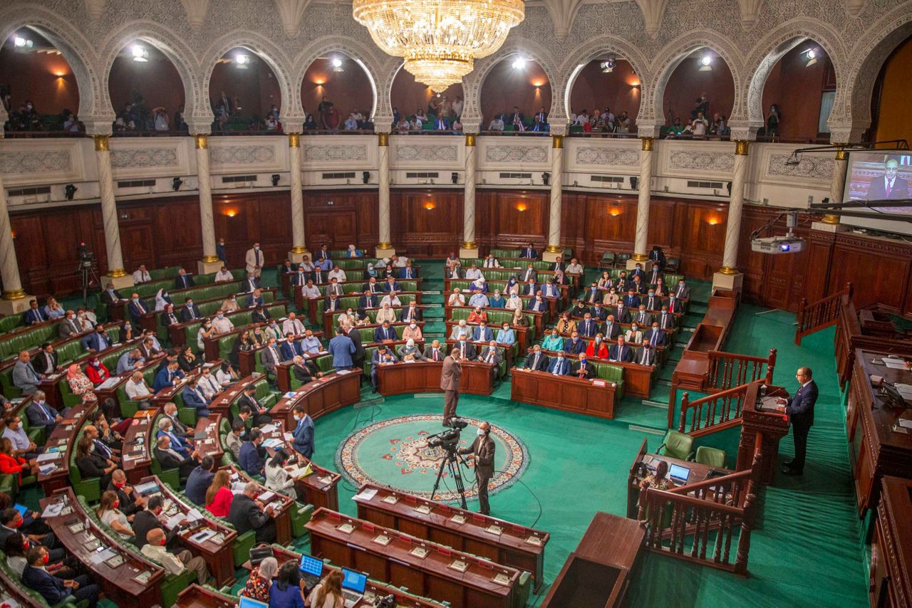 Tunisia's parliament votes on new prime minister amid crisis