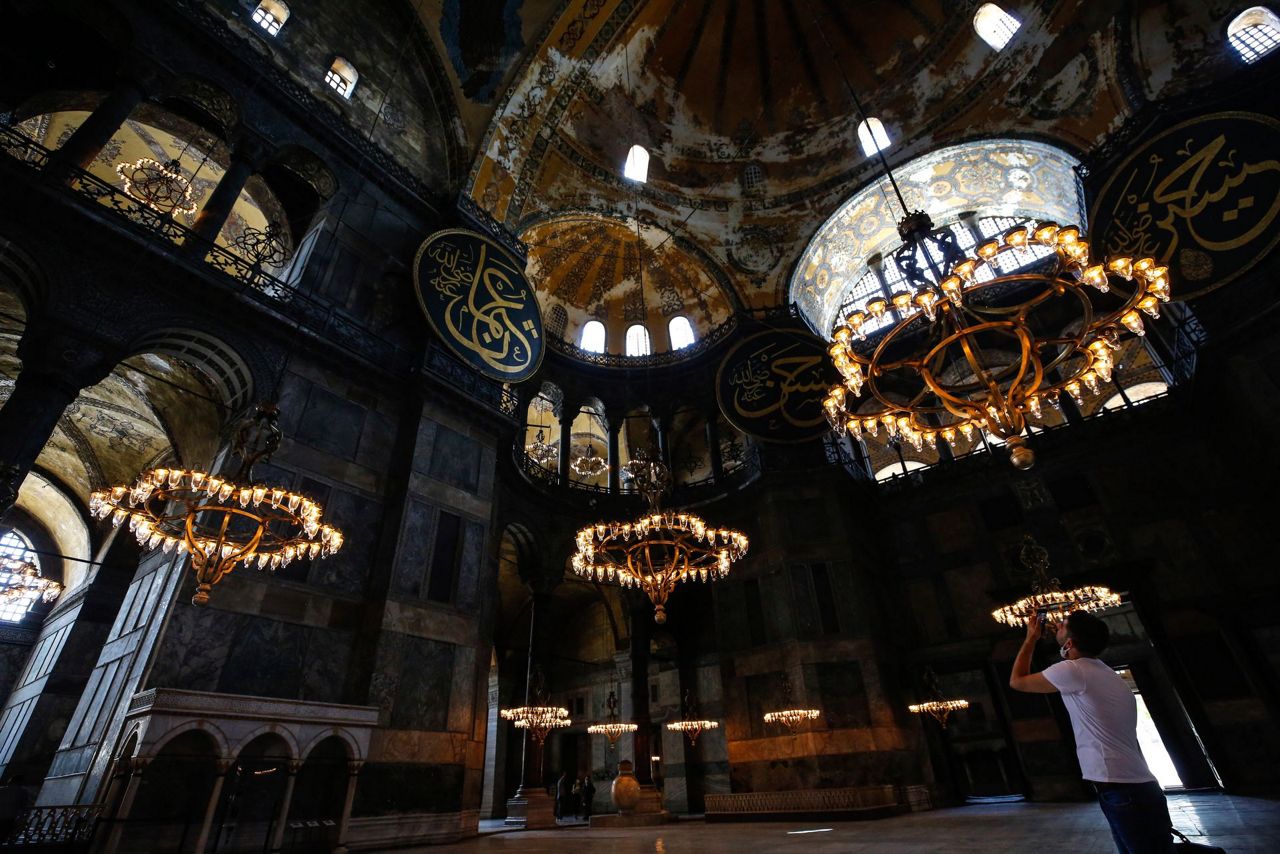 Турция çünkü küçük Ayasofya (Ayasofya-i Sagir) Camii de var.. Feast of the Exaltation of the Cross from the Ambo of Hagia Sophia, Vatican City.