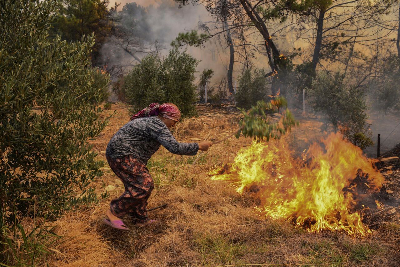 Death toll climbs to 6 in Turkish forest fires