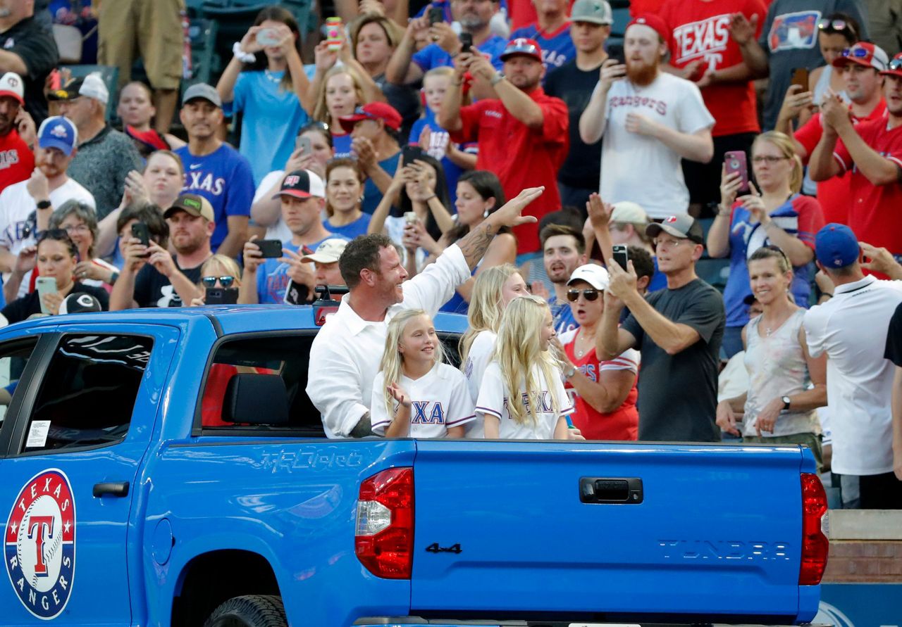 Hamilton inducted into Rangers hall in 1st trip back to park