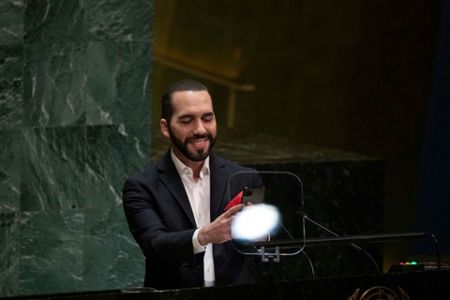 With Selfie El Salvador S Leader Urges Un To Embrace Tech