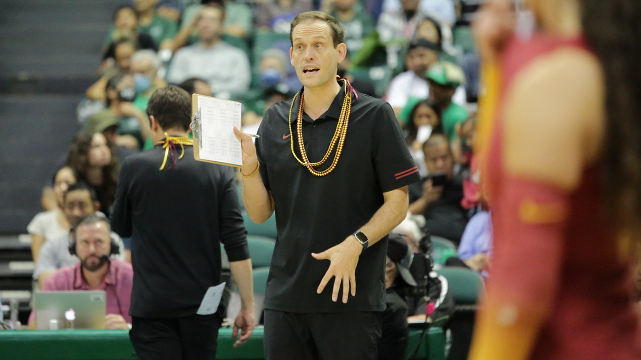 Spencer McLachlin, a Punahou alumnus and USC associate head coach, yelled instructions at players during the Trojans' match against Hawaii on Aug. 31.