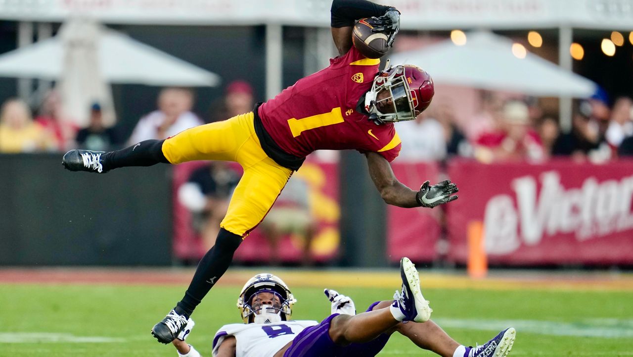 No. 5 UW Gains 572 Yards Of Offense In 52-42 Win At No. 24 USC