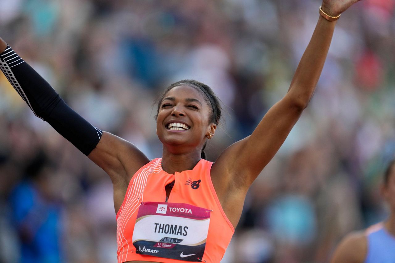 Gabby Thomas holds off Sha'Carri Richardson to win the 200 at the US ...