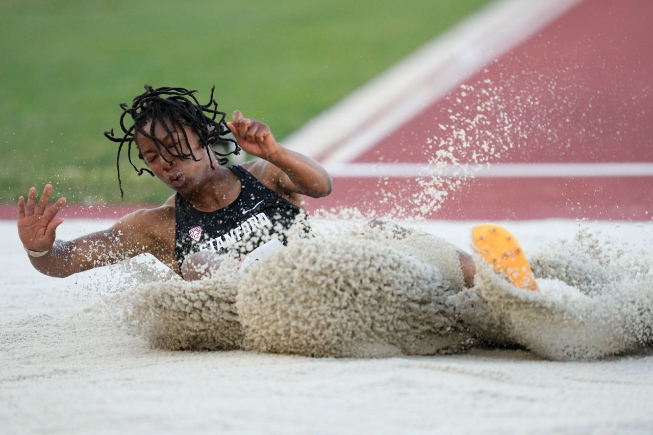 Gabby Thomas holds off Sha'Carri Richardson to win the 200 at the US ...
