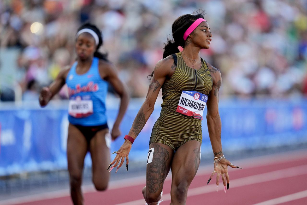 Sha'Carri Richardson overcomes wobbly start for win in first heat at ...