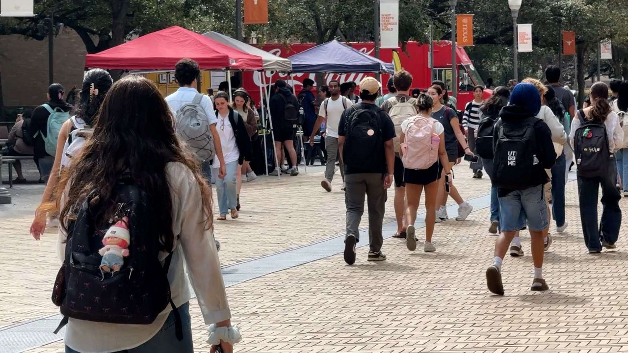 Experts say job market for recent college graduates does not look good