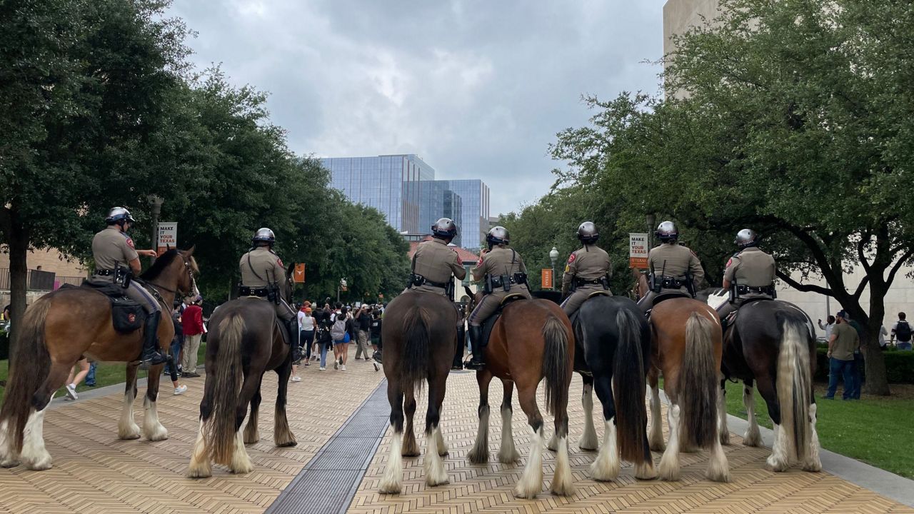State troopers ride on horseback at UT-Austin protest. (Spectrum News 1/Tanya Velazquez)