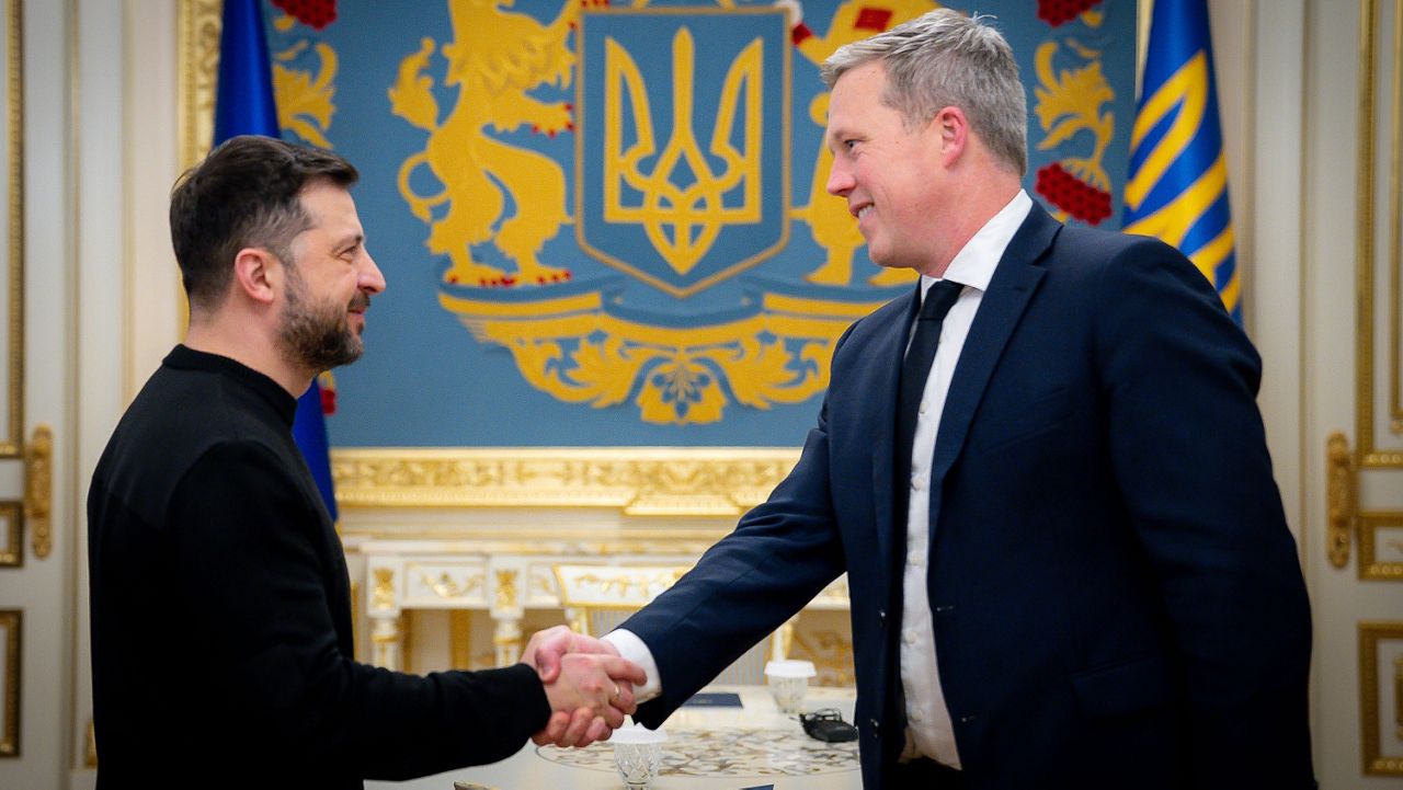 In this photo provided by the Ukrainian Presidential Press Office, Ukrainian President Volodymyr Zelenskyy, left, shakes hands with U.S. Secretary of the Army Dan Driscoll in Kyiv, Ukraine, Thursday, Nov. 20, 2025. (Ukrainian Presidential Press Office via AP)