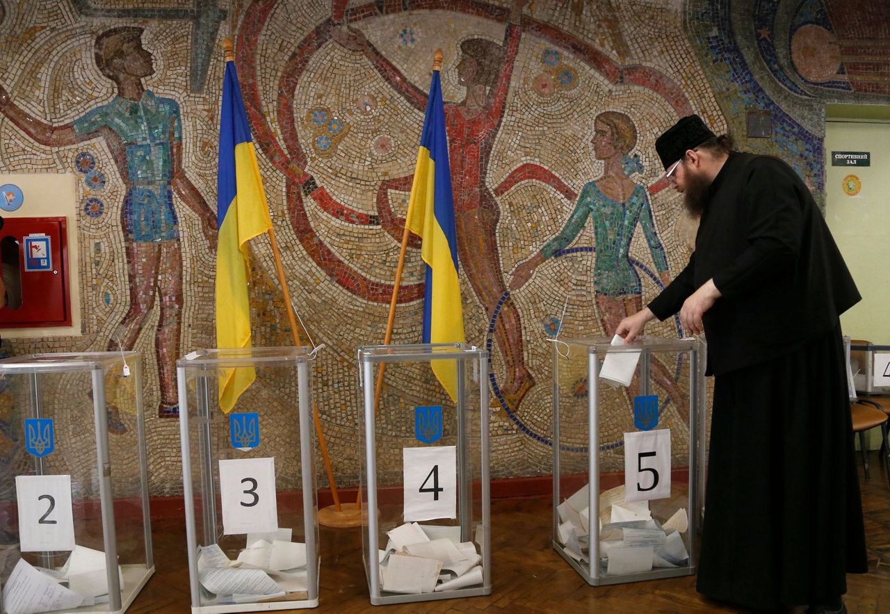 Ukrainian president's party seeks majority in new parliament