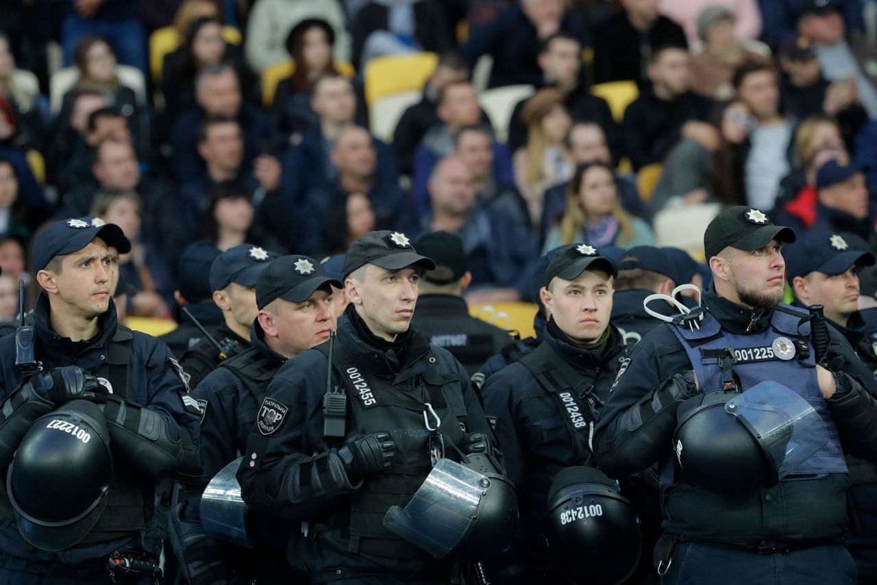 Полиция стадион. Сотрудники полиции на стадионах.