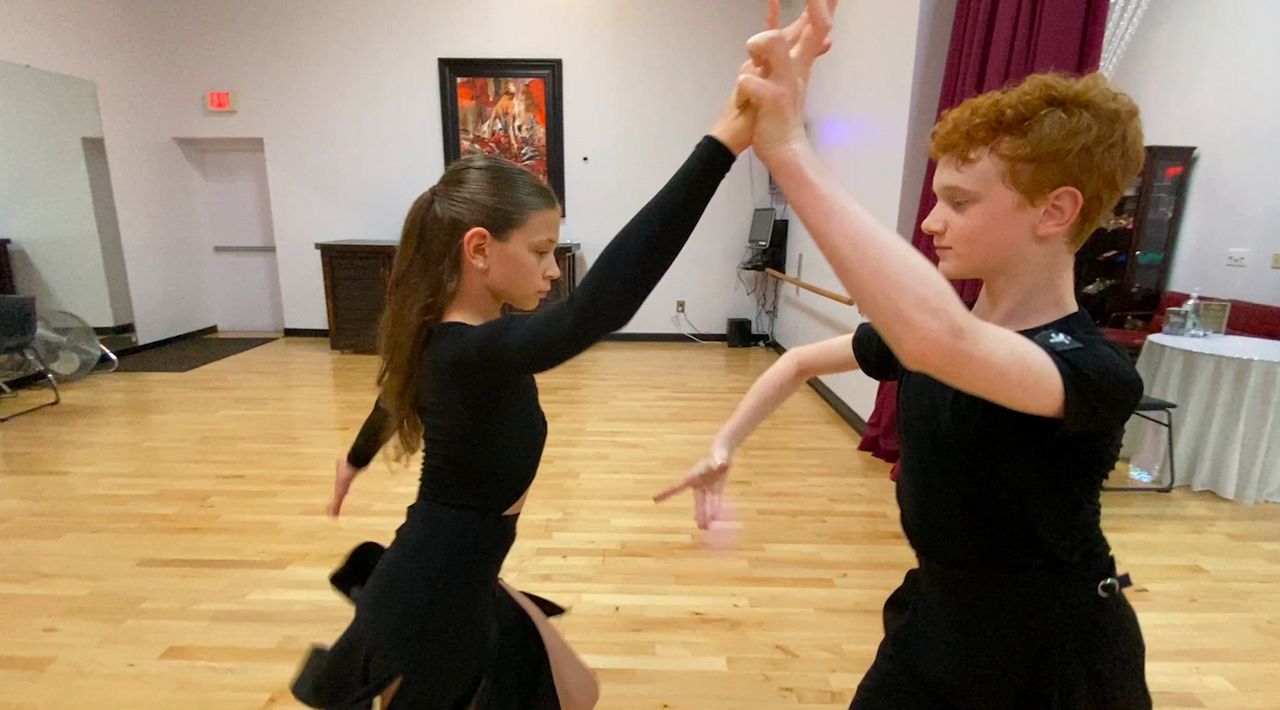 Молоді українці зберігають свою пристрасть до танців у Північній Кароліні