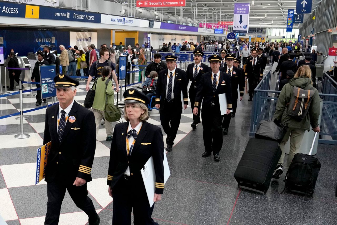 United pilots to picket; airline unions press for higher pay