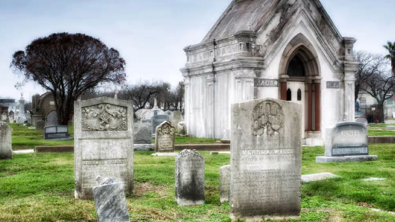 Broadway Cemetery District, Galveston. (Ghost City Tours)