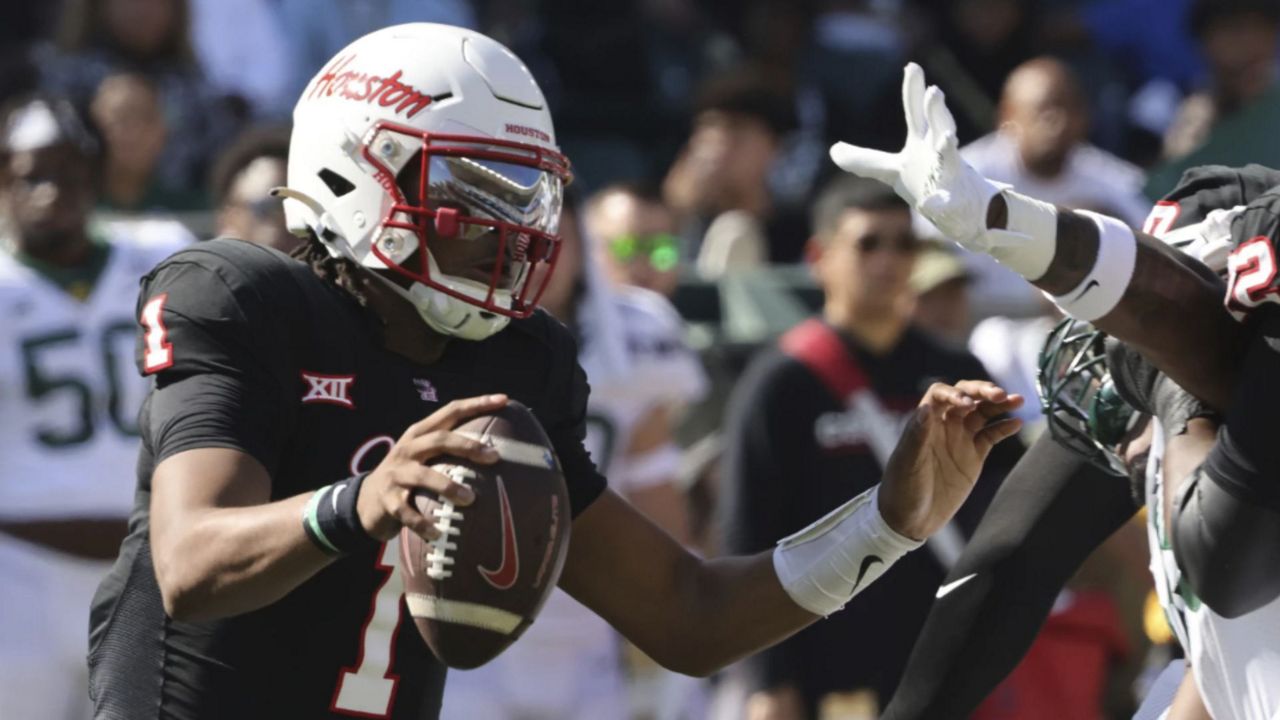 Houston quarterback Donovan Smith scrambles out of the pocket during the first half of an NCAA college football game against Baylor, Saturday, Nov. 4, 2023, in Waco, Texas. (Rod Aydelotte/Waco Tribune-Herald via AP)