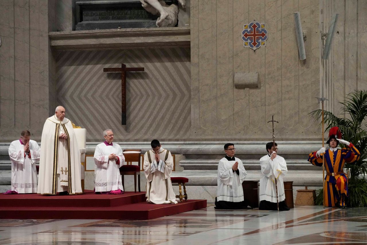 Pope, looking strong, washes feet of 12 women at Rome prison from his ...