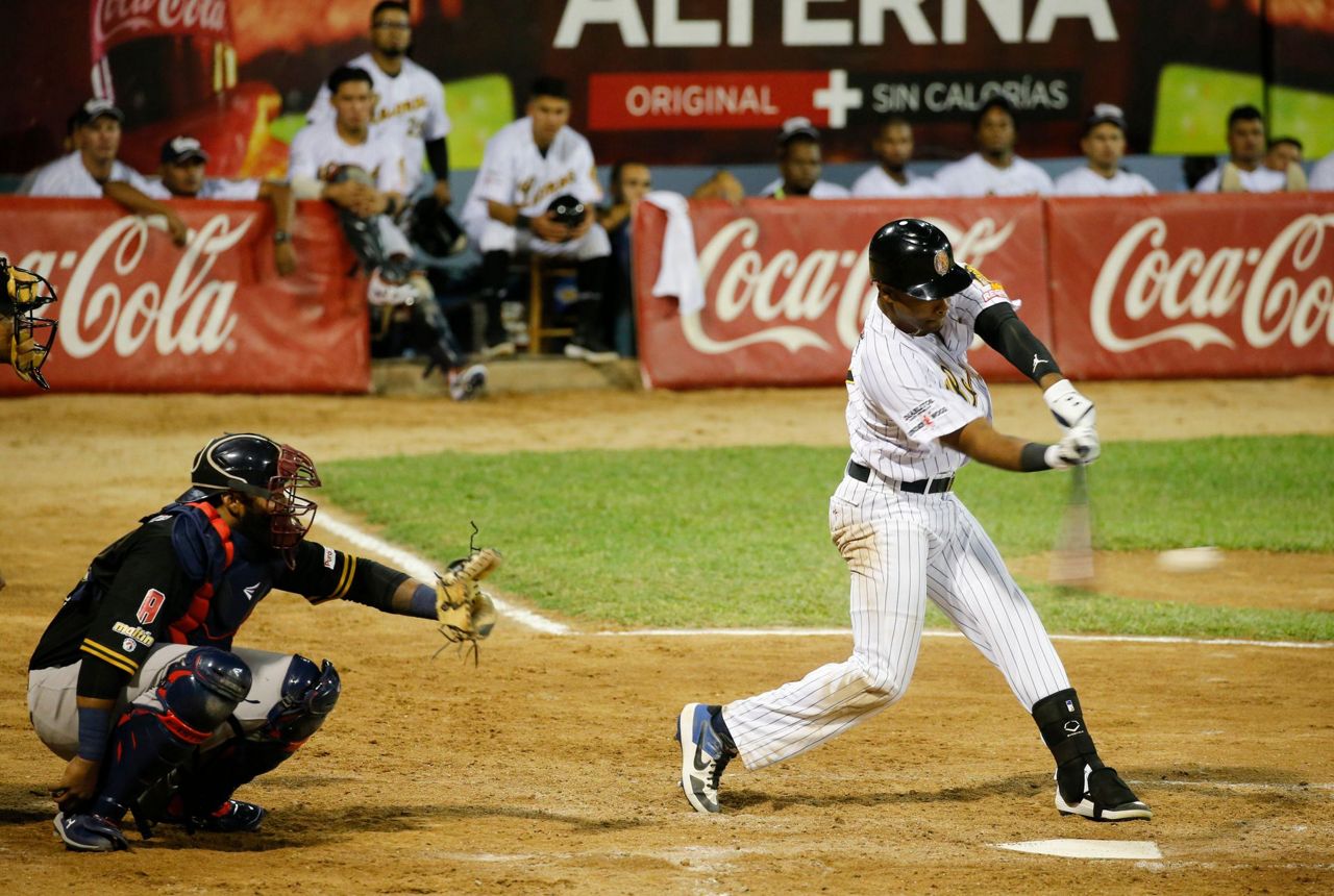 Crisis throws curve ball at opening of Venezuelan baseball