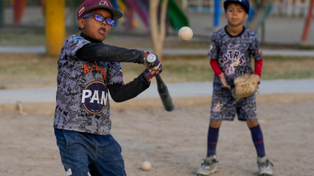 Actividades Para Niños En El Parque Infantil Niños Jugando En El Parque