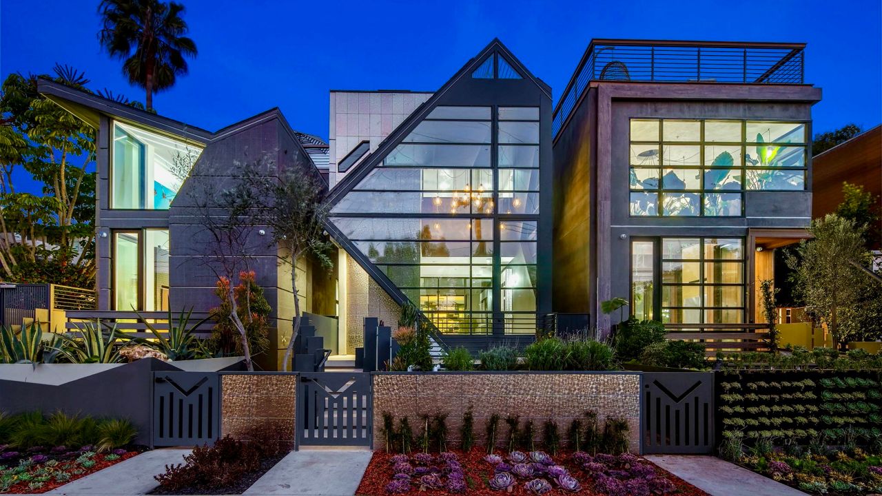 The Glass Ladies, a trio of modern homes in Venice designed by Alon Zakoot. (Photo courtesy of Noel Kleinman)