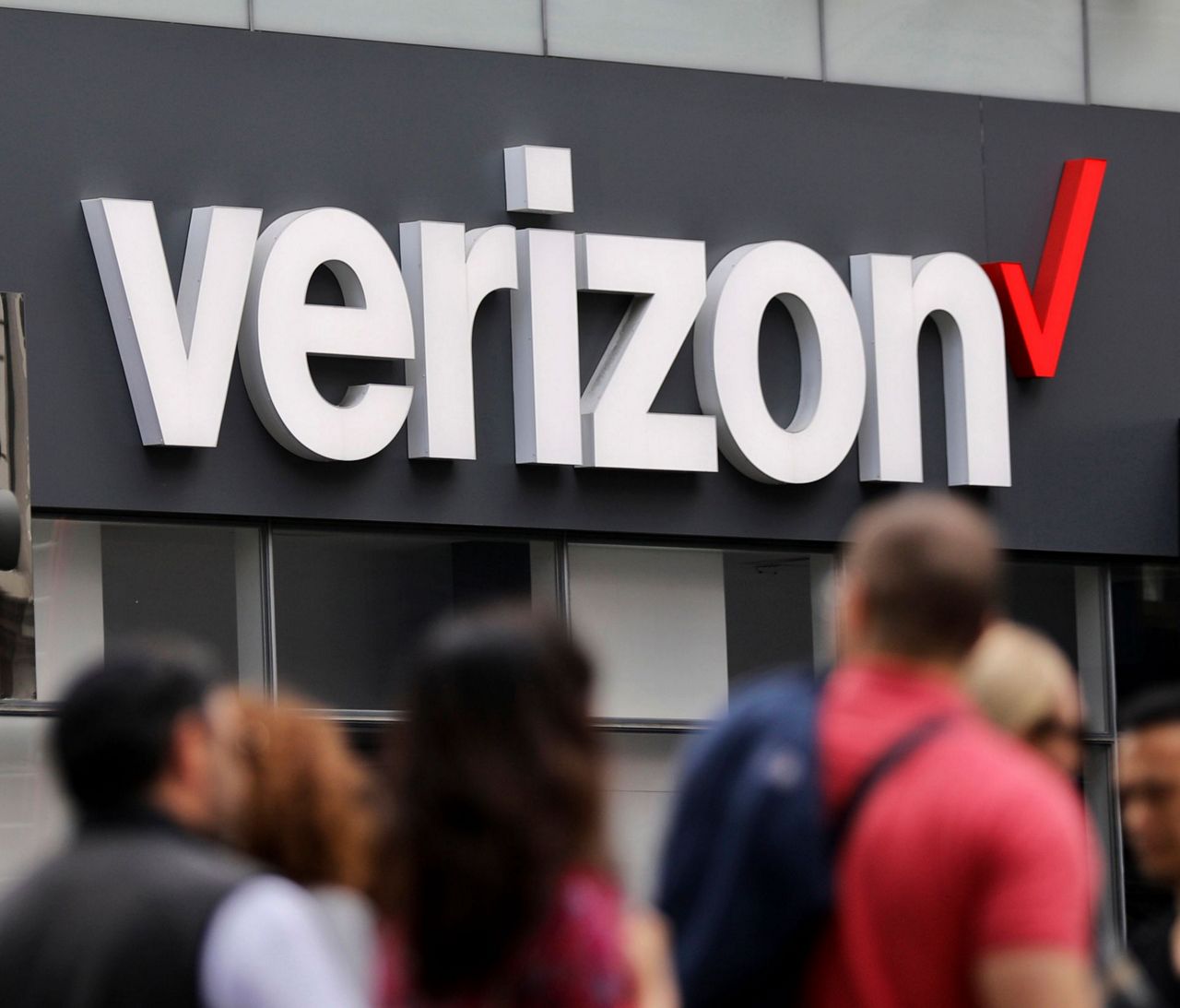 Verizon cutting about 800 jobs in troubled media business